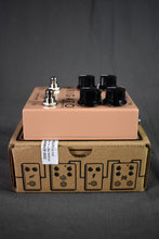 Load image into Gallery viewer, Caroline Arigato Phaser Vibrato