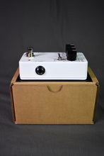 Load image into Gallery viewer, JHS 3 Series Fuzz
