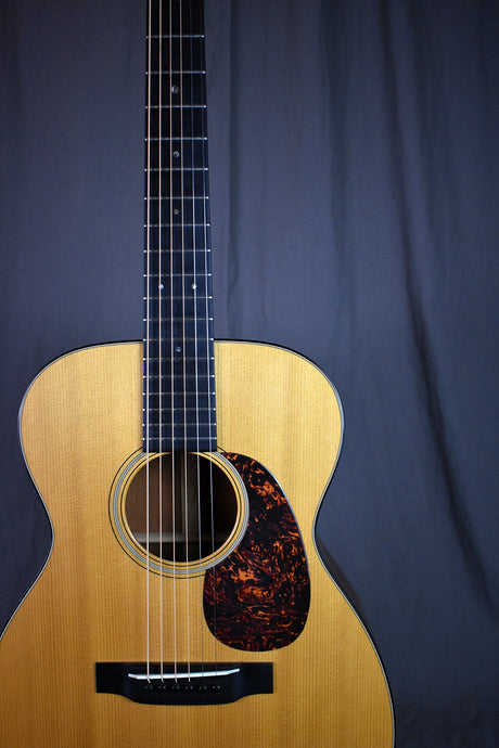 2003 Martin 00-18V